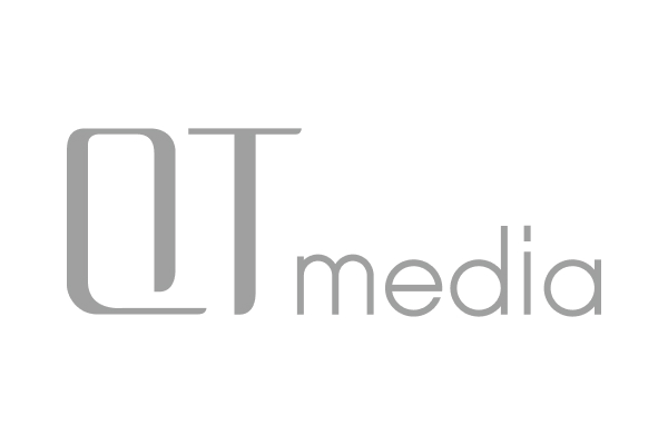 株式会社QTmediaのロゴ。左側に縦長の太いゴシック体で大文字のQT、右側に細身のゴシック体で小文字のmediaと書かれている。
