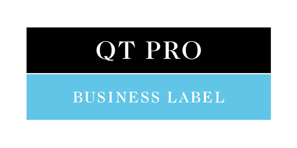 まるっとおまかせQTPROのロゴ。上下に2分割された長方形バーで構成され、上段中央に「QT PRO」、下段中央に「BUSINESS LABEL」と大文字のセリフ体で表示されている。文字はいずれも横並びで、上段は下段よりやや大きめのサイズ感で配置されている。
