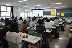 写真:大学での囲碁講義の様子