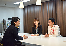写真:談笑する社員たち