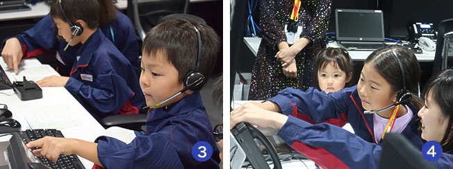 写真3:オペレーション体験をしている男の子の写真。耳にマイク付きヘッドフォンを着け、作業服を着用し、パソコンを操作している、写真4:オペレーション体験をしている女の子の写真。耳にマイク付きヘッドフォンを着け、作業服を着用し、パソコンを操作している。隣で、同じ作業服を着た大人の女性が指示をしている
