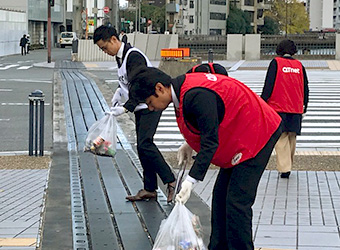 歩道には色々なごみが落ちていました