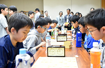 真剣な表情で対局するこどもたち