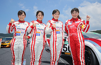 左から岩岡ドライバー、小松ドライバー、猪爪ドライバー、井原総監督