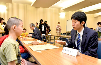 佐々木四段による指導対局の様子