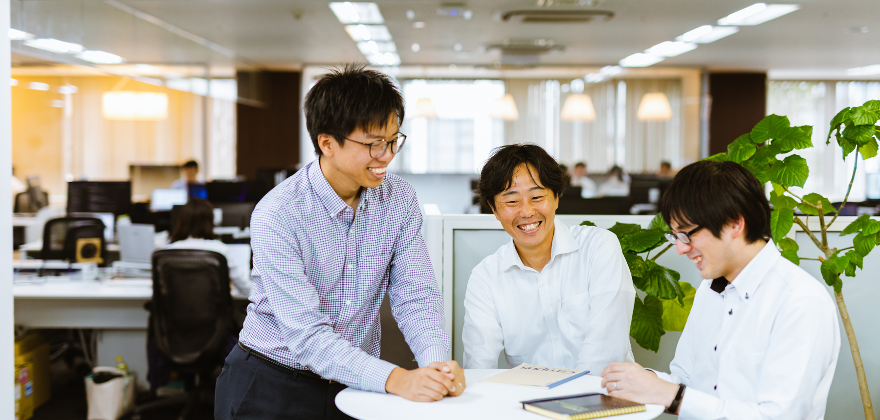 写真：笑顔で会話する3人