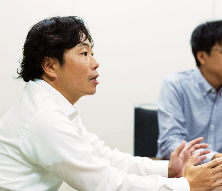 写真：佐伯さんのインタビューカット02