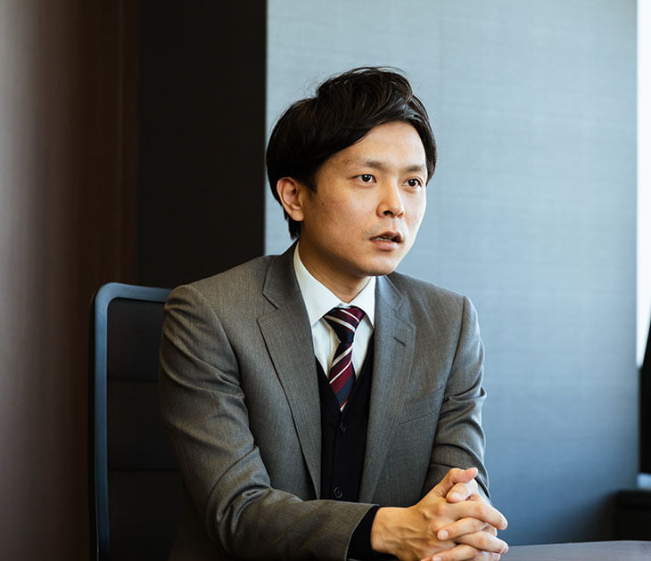 写真：江﨑さんのインタビューカット01