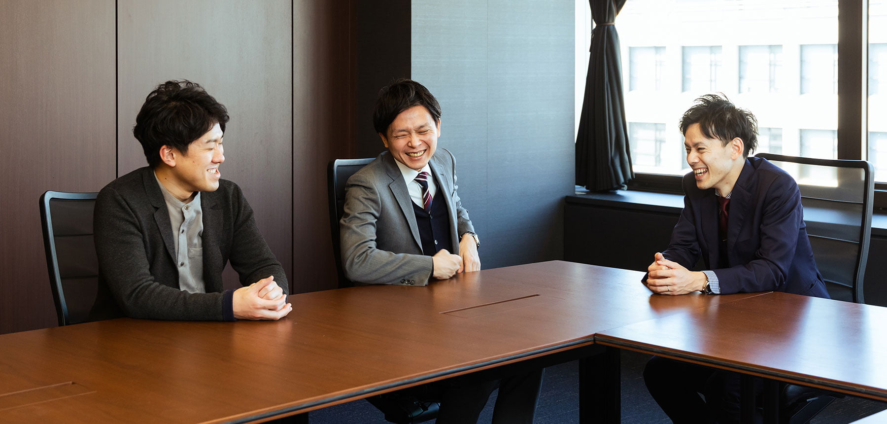 写真：笑顔で会話する3人