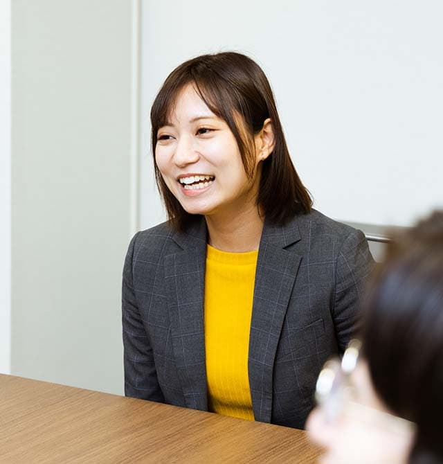 写真:西久保さんのインタビューカット02