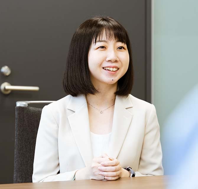 写真:河内さんのインタビューカット01