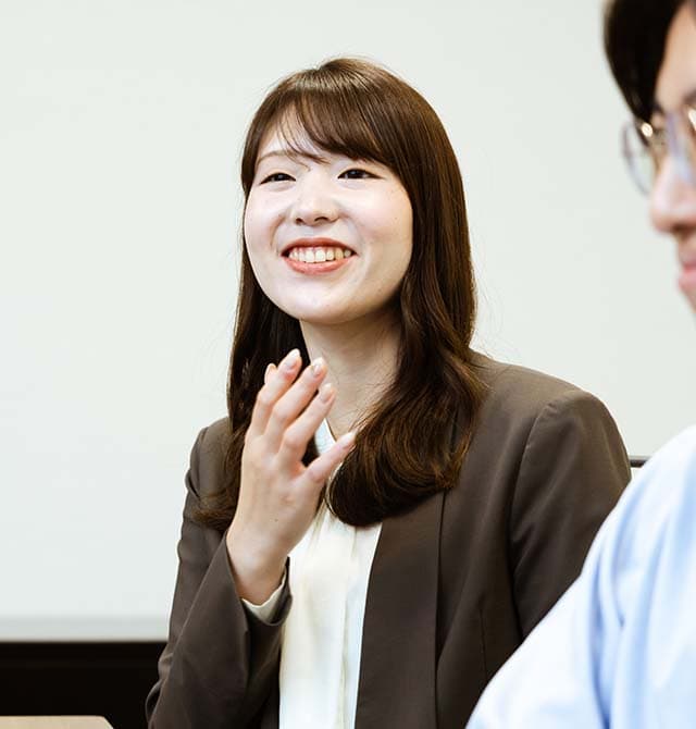 写真:丸尾さんのインタビューカット01