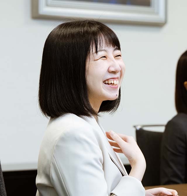 写真:河内さんのインタビューカット02