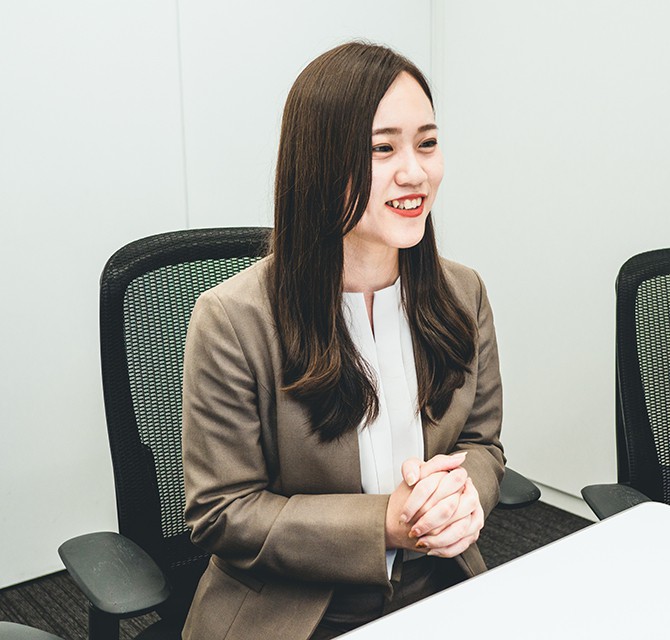 写真:黒神さんのインタビューカット02