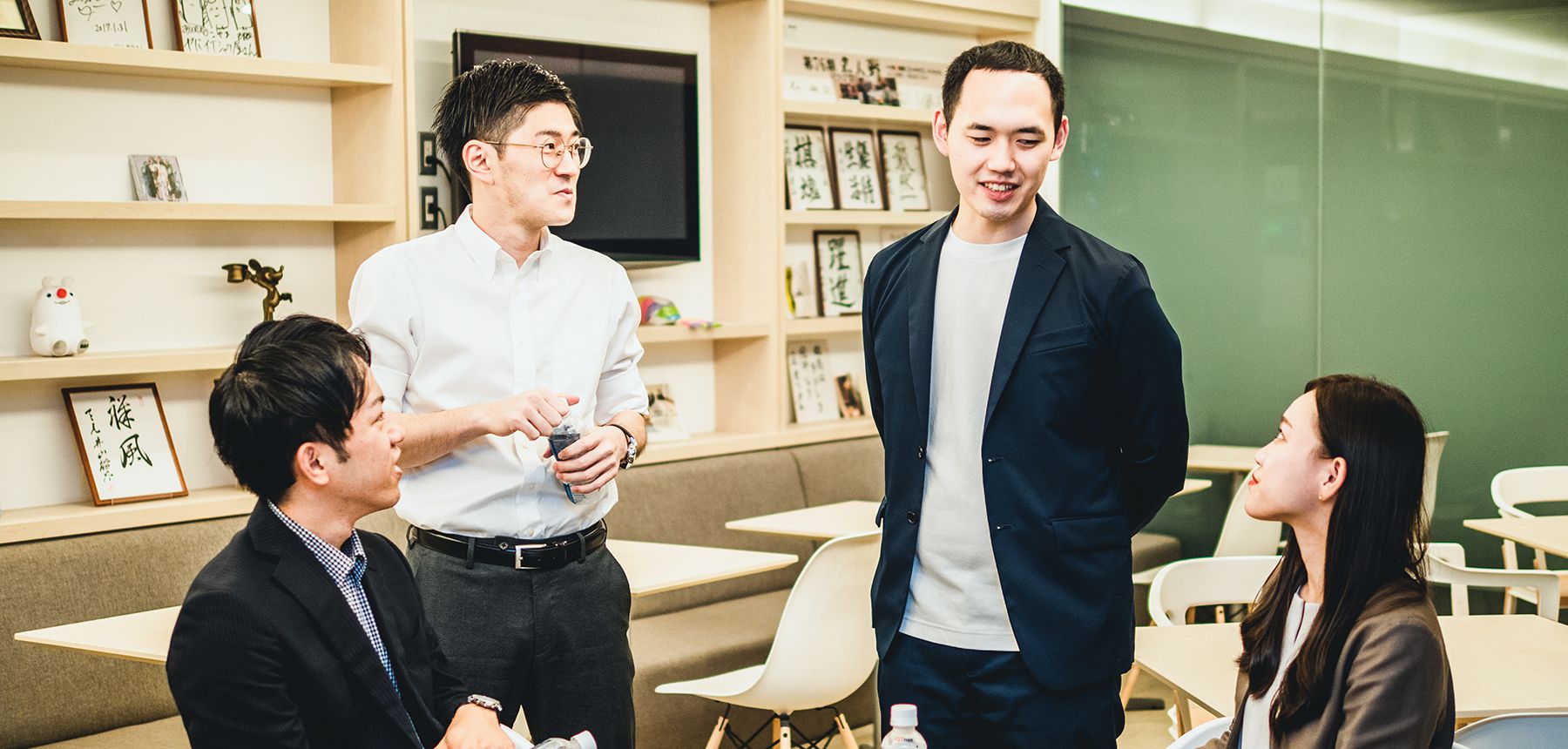 写真:笑顔で会話する4人