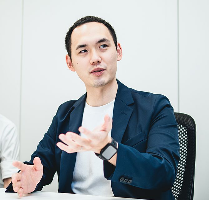 写真:加藤さんのインタビューカット01