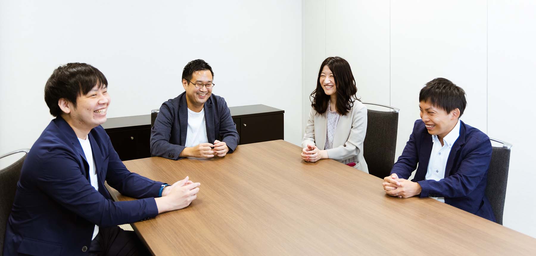 写真：笑顔で会話する4人