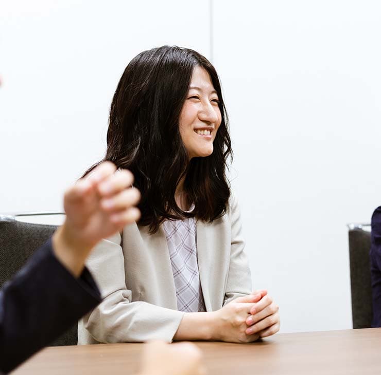 写真：吉原さんのインタビューカット01