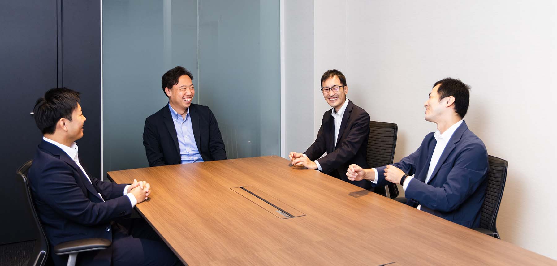 写真：笑顔で会話する4人