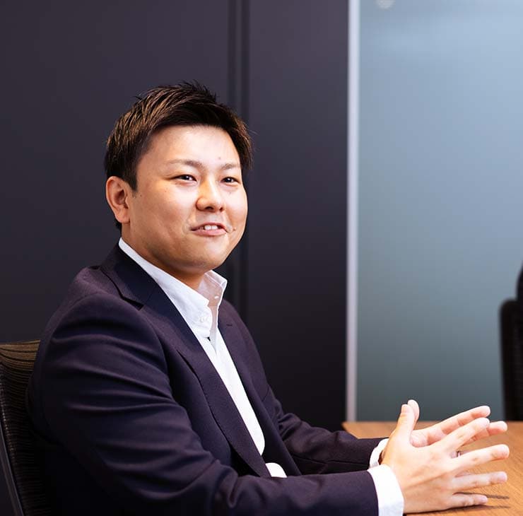 写真：松尾さんのインタビューカット01