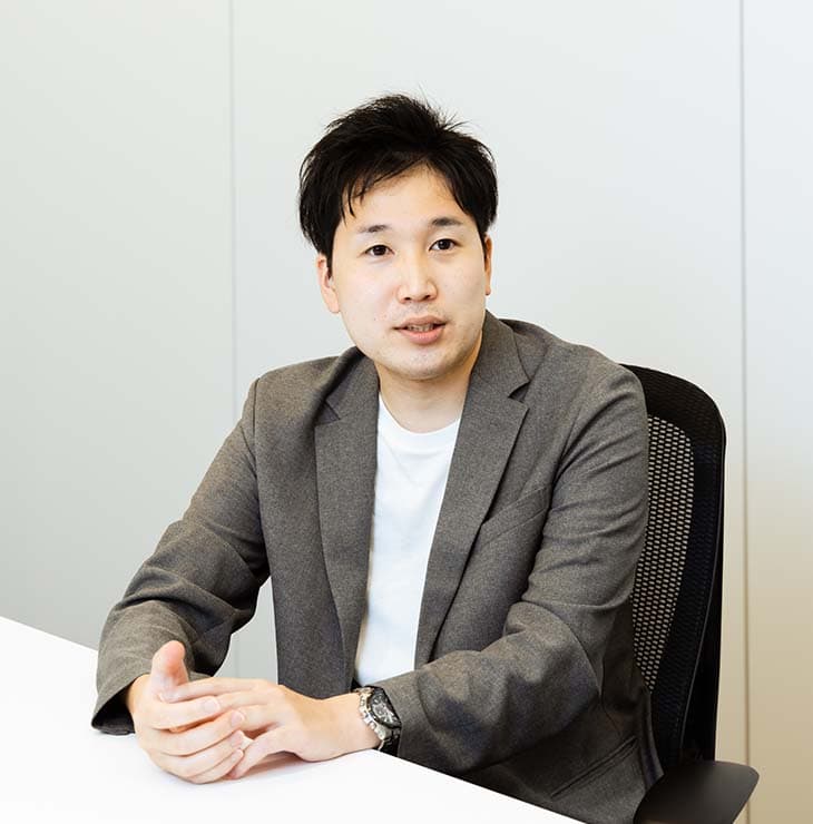 写真：内田さんのインタビューカット02