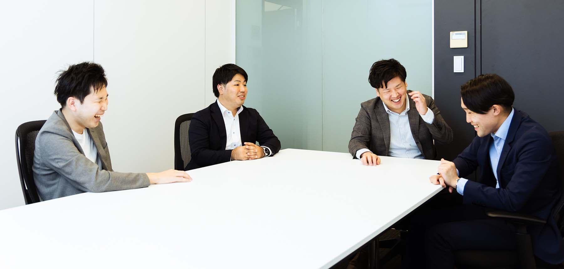 写真：笑顔で会話する4人