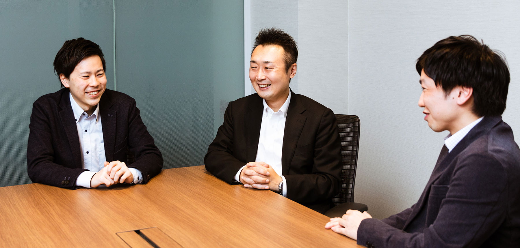 写真：笑顔で会話する3人