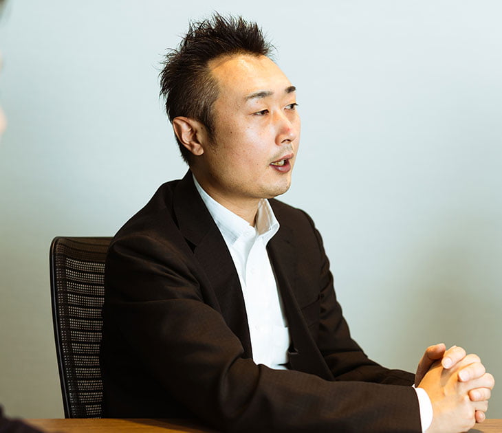 写真：吉田さんのインタビューカット01