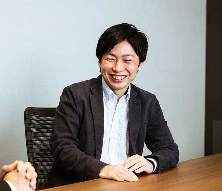 写真：麻生さんのインタビューカット01