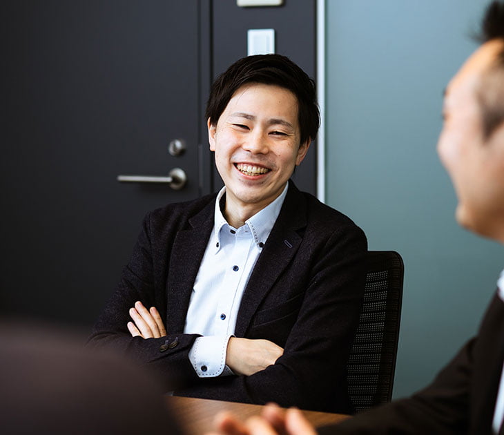 写真：宇留島さんのインタビューカット01