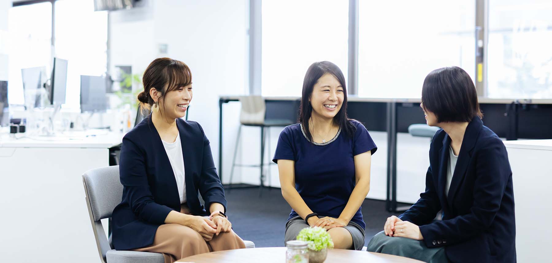 写真：笑顔で会話する3人