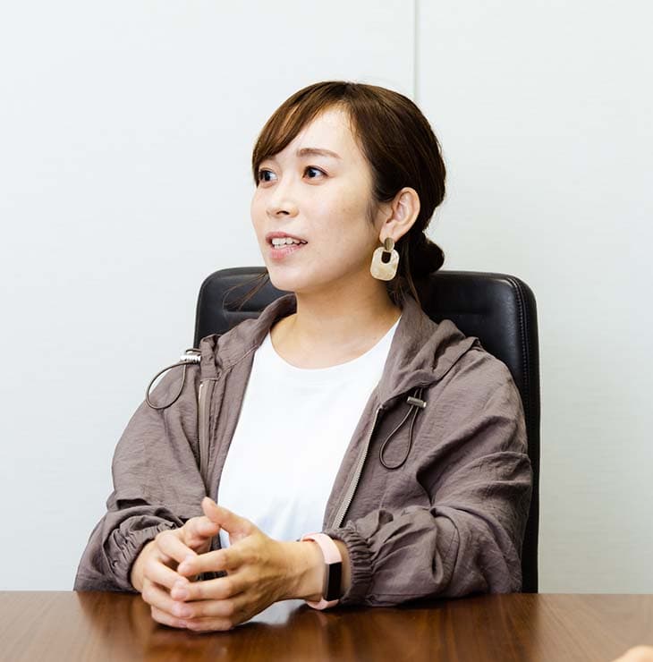 写真：小野さんのインタビューカット01