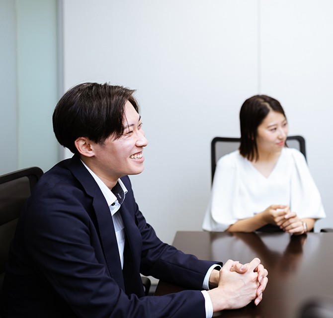 写真:八並さんのインタビューカット02