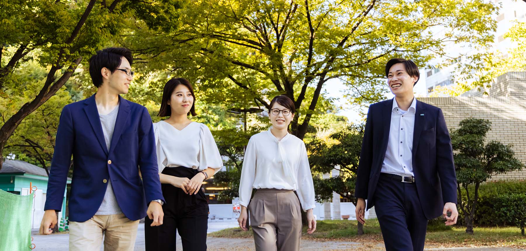 写真:笑顔で会話する4人