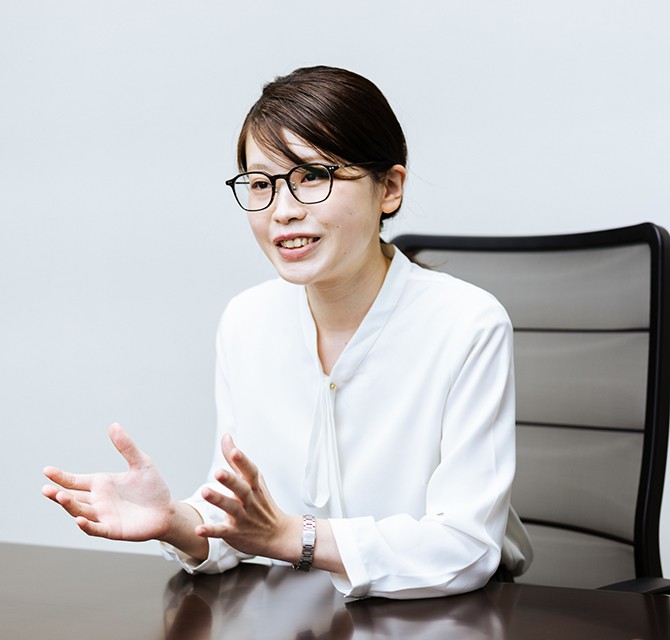 写真:佐藤さんのインタビューカット01