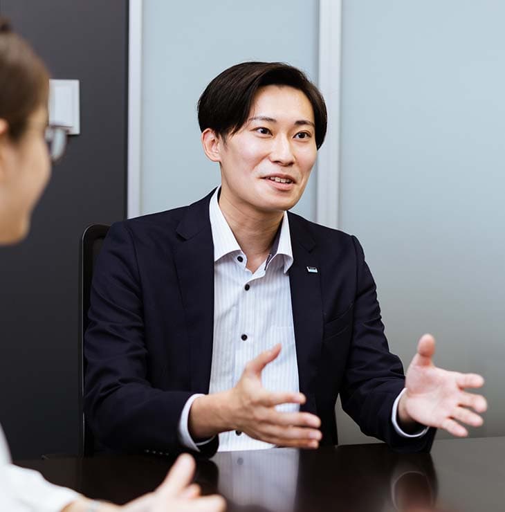 写真:八並さんのインタビューカット01s