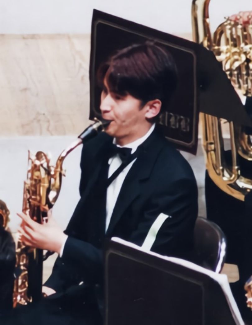 写真:吹奏楽団で楽器を吹く清原さん