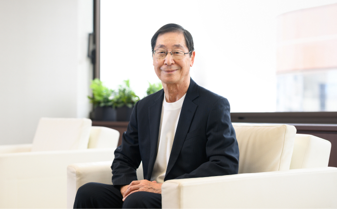 社長が応接室のソファに座っている写真