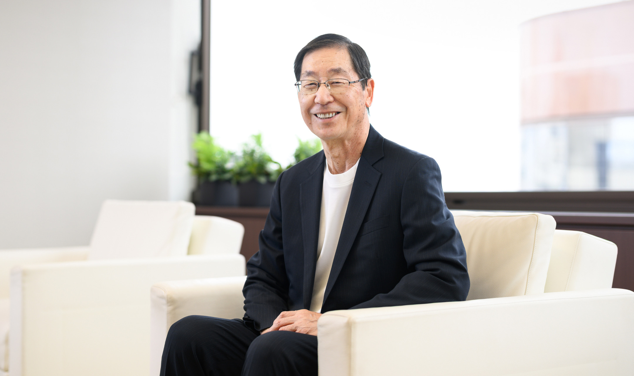 社長が応接室のソファに座っている写真