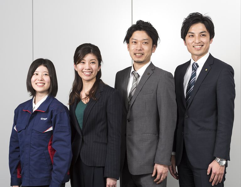 写真:ほかの社員と並ぶ杉村さん