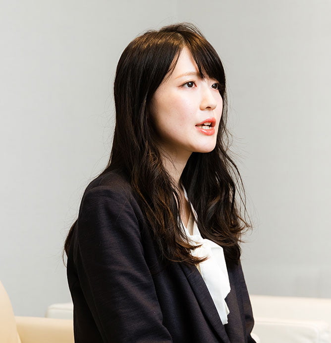 写真：松岡さんのインタビューカット01