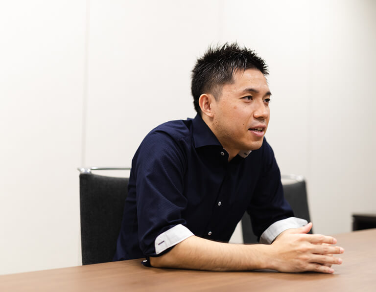 写真:山下さんのインタビューカット01