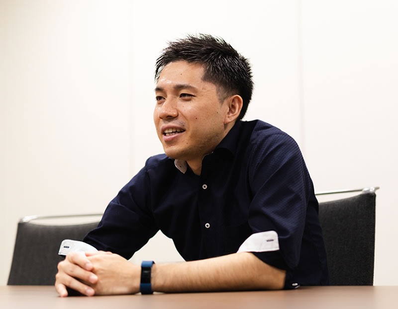 写真:山下さんのインタビューカット02