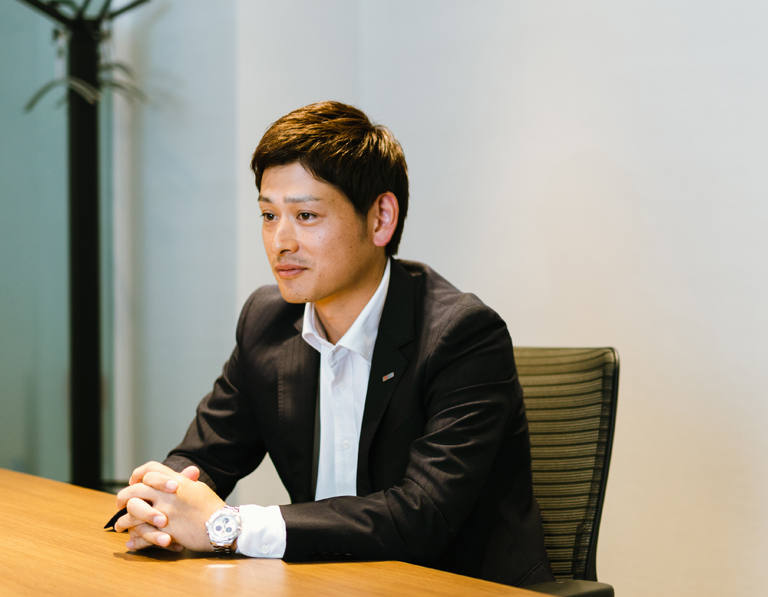 写真:西本さんのインタビューカット01