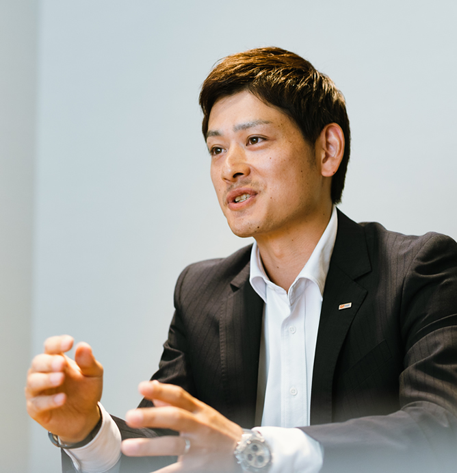 写真:西本さんのインタビューカット02