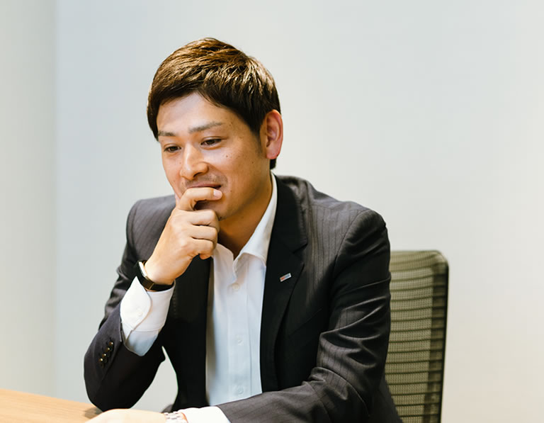 写真:西本さんのインタビューカット04