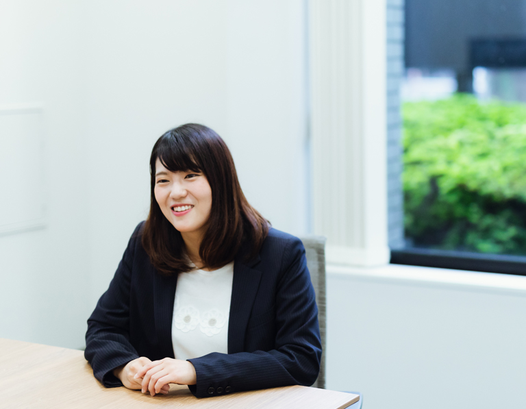 写真:深水さんのインタビューカット01