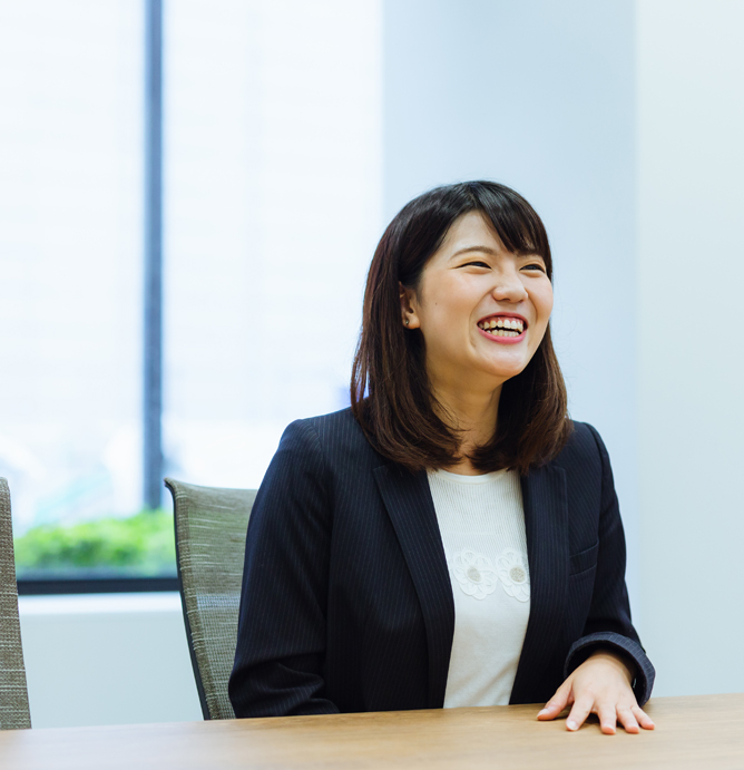 写真:深水さんのインタビューカット02