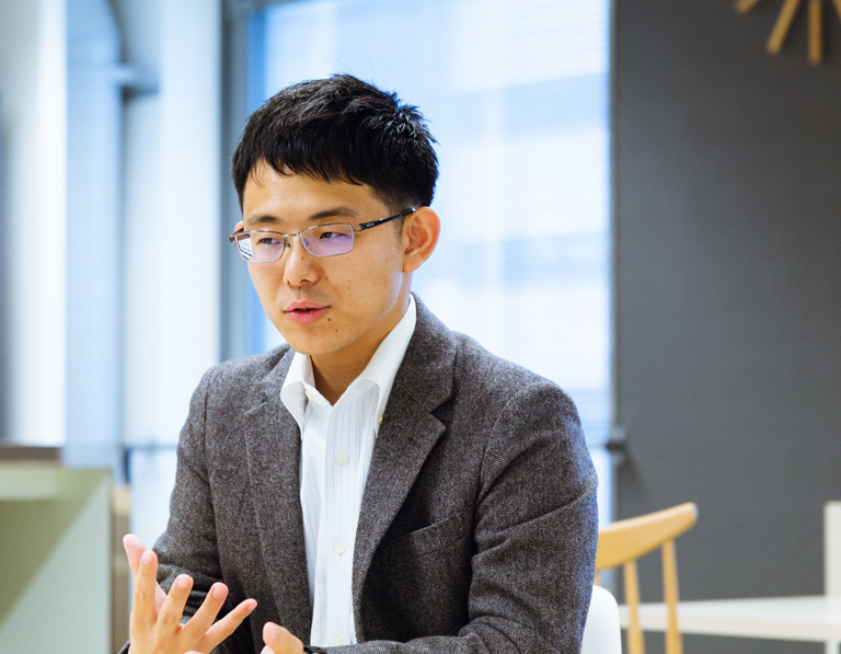 写真:阿南さんのインタビューカット01