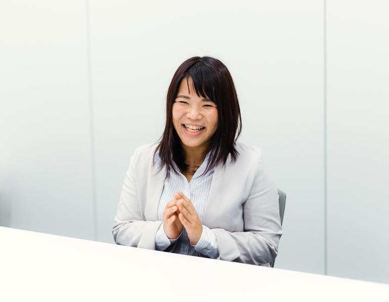 写真:岩木さんのインタビューカット01